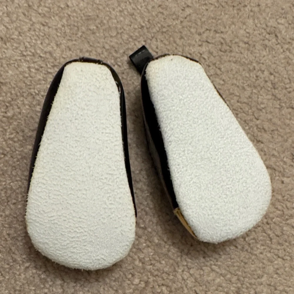 Gold and Black Baby Shoes with Bows - Picture 4 of 5